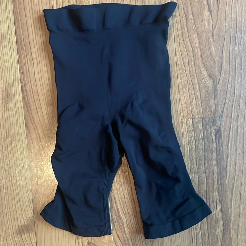 SCULPTING SHORT MID THIGH W/ OPEN GUSSET SIZE SMALL